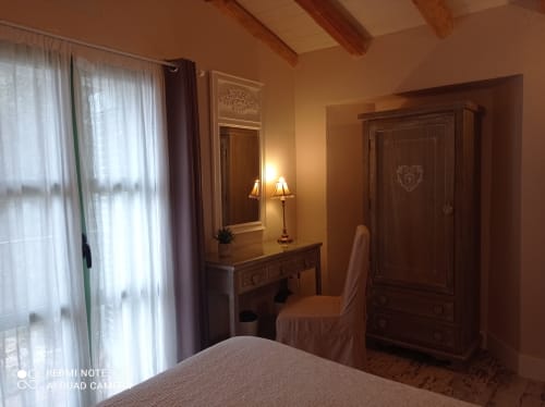 Finca La Favorita | Constantina, España - Una de las favoritas de nuestros huéspedes debido a su intimidad y amplio jardín privado con una pérgola para estar fresco en los días de verano. Dispone de un salón con cocina abierta y un dormitorio con baño en suite con unas bonitas vistas .