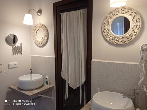 Finca La Favorita | Constantina, España - Una de las favoritas de nuestros huéspedes debido a su intimidad y amplio jardín privado con una pérgola para estar fresco en los días de verano. Dispone de un salón con cocina abierta y un dormitorio con baño en suite con unas bonitas vistas .