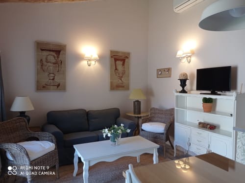 Finca La Favorita | Constantina, España - Una de las favoritas de nuestros huéspedes debido a su intimidad y amplio jardín privado con una pérgola para estar fresco en los días de verano. Dispone de un salón con cocina abierta y un dormitorio con baño en suite con unas bonitas vistas .