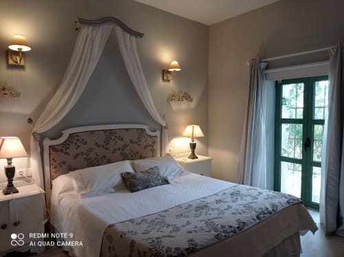 Finca La Favorita |Constantina, España - Suite muy con acogedor salón de 30 m2 y chimenea. Dispone de 2 amplios dormitorios con cama de matrimonio y baño en suite cada uno. Su porche soleado y resguardado del viento, del frio y del calor lo hace perfecto para disfrutar al aire libre en cualquier época del año. Puede reservarse para 2 o 4 personas.