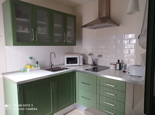 Finca La Favorita |Constantina, España - Suite muy con acogedor salón de 30 m2 y chimenea. Dispone de 2 amplios dormitorios con cama de matrimonio y baño en suite cada uno. Su porche soleado y resguardado del viento, del frio y del calor lo hace perfecto para disfrutar al aire libre en cualquier época del año. Puede reservarse para 2 o 4 personas.