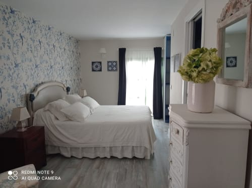 Finca La Favorita |Constantina, España - Suite muy con acogedor salón de 30 m2 y chimenea. Dispone de 2 amplios dormitorios con cama de matrimonio y baño en suite cada uno. Su porche soleado y resguardado del viento, del frio y del calor lo hace perfecto para disfrutar al aire libre en cualquier época del año. Puede reservarse para 2 o 4 personas.