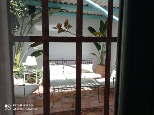 Finca La Favorita |Constantina, España - Suite muy con acogedor salón de 30 m2 y chimenea. Dispone de 2 amplios dormitorios con cama de matrimonio y baño en suite cada uno. Su porche soleado y resguardado del viento, del frio y del calor lo hace perfecto para disfrutar al aire libre en cualquier época del año. Puede reservarse para 2 o 4 personas.