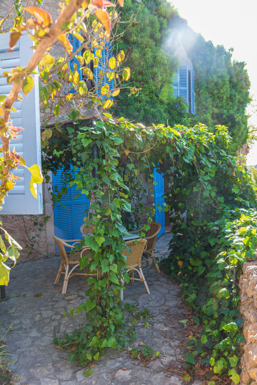 Sa Casa Rotja | Sineu, España - Este apartamento se sitúa en la parte de la fachada principal, tiene una bonita terraza privada, un gran salón/comedor y cocina totalmente equipada con todo lo necesario para cocinar y comer. Dispone de dos habitaciones, una con dos camas individuales que pueden estar juntas o separadas y la otra dispone de dos camas individuales y una cama plegable. Cuenta con baño completo.