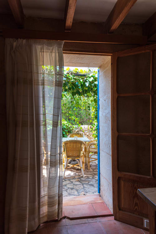Sa Casa Rotja | Sineu, España - Este apartamento se sitúa en la parte de la fachada principal, tiene una bonita terraza privada, un gran salón/comedor y cocina totalmente equipada con todo lo necesario para cocinar y comer. Dispone de dos habitaciones, una con dos camas individuales que pueden estar juntas o separadas y la otra dispone de dos camas individuales y una cama plegable. Cuenta con baño completo.