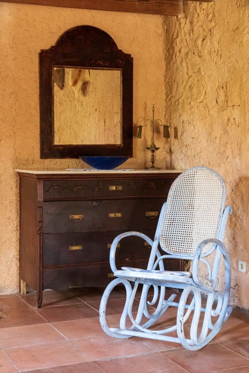 Sa Casa Rotja | Sineu, España - Este apartamento se sitúa en la parte de la fachada principal, tiene una bonita terraza privada, un gran salón/comedor y cocina totalmente equipada con todo lo necesario para cocinar y comer. Dispone de dos habitaciones, una con dos camas individuales que pueden estar juntas o separadas y la otra dispone de dos camas individuales y una cama plegable. Cuenta con baño completo.