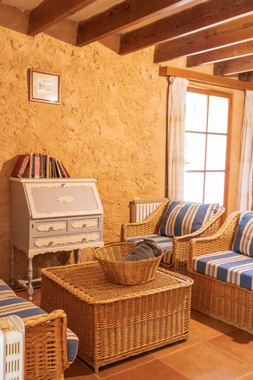 Sa Casa Rotja | Sineu, España - Este apartamento se sitúa en la parte de la fachada principal, tiene una bonita terraza privada, un gran salón/comedor y cocina totalmente equipada con todo lo necesario para cocinar y comer. Dispone de dos habitaciones, una con dos camas individuales que pueden estar juntas o separadas y la otra dispone de dos camas individuales y una cama plegable. Cuenta con baño completo.