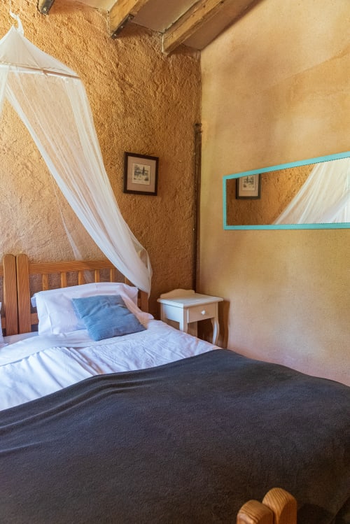 Sa Casa Rotja | Sineu, España - Este apartamento se sitúa en la parte de la fachada principal, tiene una bonita terraza privada, un gran salón/comedor y cocina totalmente equipada con todo lo necesario para cocinar y comer. Dispone de dos habitaciones, una con dos camas individuales que pueden estar juntas o separadas y la otra dispone de dos camas individuales y una cama plegable. Cuenta con baño completo.