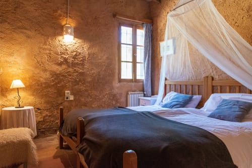 Sa Casa Rotja | Sineu, España - Este apartamento se sitúa en la parte de la fachada principal, tiene una bonita terraza privada, un gran salón/comedor y cocina totalmente equipada con todo lo necesario para cocinar y comer. Dispone de dos habitaciones, una con dos camas individuales que pueden estar juntas o separadas y la otra dispone de dos camas individuales y una cama plegable. Cuenta con baño completo.