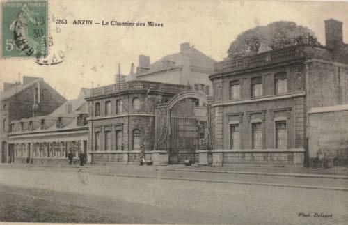 Entrée du bâtiment historique des mines d'Anzin, France, avec architecture classique et portail en fer forgé