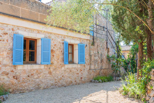 Sa Casa Rotja | Sineu, España -Este apartamento se caracteriza por tener un bonito porche. En la terraza hay mobiliario para su relax y para que disfrute del entorno que le rodea.

El apartamento tiene cocina/sala de estar con todo lo necesario para cocinar y comer. En la sala de estar hay un sofá cama por si hay huéspedes extra. En la habitación hay una cama de matrimonio y cuenta con un baño completo. Este apartamento no tiene ningún escalón y es de fa´cil acceso.