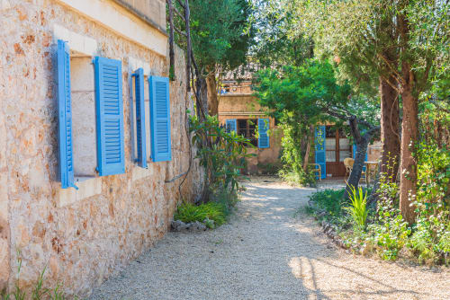 Sa Casa Rotja | Sineu, España -Este apartamento se caracteriza por tener un bonito porche. En la terraza hay mobiliario para su relax y para que disfrute del entorno que le rodea. El apartamento tiene cocina/sala de estar con todo lo necesario para cocinar y comer. En la sala de estar hay un sofá cama por si hay huéspedes extra. En la habitación hay una cama de matrimonio y cuenta con un baño completo. Este apartamento no tiene ningún escalón y es de fa´cil acceso.