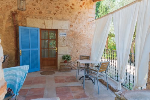 Sa Casa Rotja | Sineu, España -Este apartamento se caracteriza por tener un bonito porche. En la terraza hay mobiliario para su relax y para que disfrute del entorno que le rodea. El apartamento tiene cocina/sala de estar con todo lo necesario para cocinar y comer. En la sala de estar hay un sofá cama por si hay huéspedes extra. En la habitación hay una cama de matrimonio y cuenta con un baño completo. Este apartamento no tiene ningún escalón y es de fa´cil acceso.