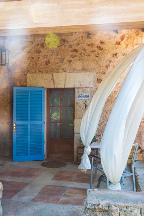 Sa Casa Rotja | Sineu, España -Este apartamento se caracteriza por tener un bonito porche. En la terraza hay mobiliario para su relax y para que disfrute del entorno que le rodea. El apartamento tiene cocina/sala de estar con todo lo necesario para cocinar y comer. En la sala de estar hay un sofá cama por si hay huéspedes extra. En la habitación hay una cama de matrimonio y cuenta con un baño completo. Este apartamento no tiene ningún escalón y es de fa´cil acceso.