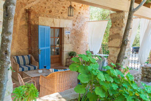 Sa Casa Rotja | Sineu, España -Este apartamento se caracteriza por tener un bonito porche. En la terraza hay mobiliario para su relax y para que disfrute del entorno que le rodea. El apartamento tiene cocina/sala de estar con todo lo necesario para cocinar y comer. En la sala de estar hay un sofá cama por si hay huéspedes extra. En la habitación hay una cama de matrimonio y cuenta con un baño completo. Este apartamento no tiene ningún escalón y es de fa´cil acceso.