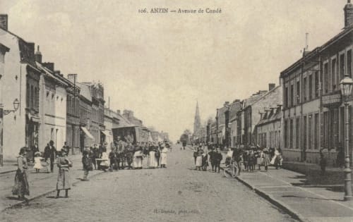 Avenue de Condé à Anzin montrant une rue historique bordée de bâtiments et de piétons du début du XXe siècle