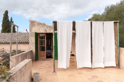 Sa Casa Rotja | Sineu, España - Es un bonito apartamento en la parte de la fachada principal. Se accede a él por una escalera. Tiene una gran terraza con las mejores vistas de la salida del sol. En la planta superior se encuentra la sala/cocina. La cocina está totalmente equipada con todo lo necesario para comer y cocinar. En la planta inferior se encuentra la habitación con una cama de matrimonio y el baño completo.