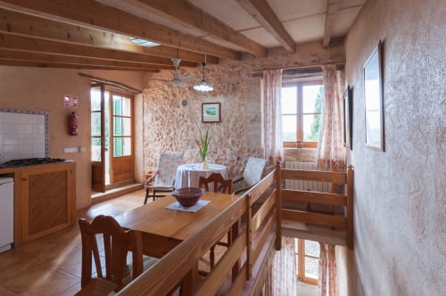 Sa Casa Rotja | Sineu, España - Es un bonito apartamento en la parte de la fachada principal. Se accede a él por una escalera. Tiene una gran terraza con las mejores vistas de la salida del sol. En la planta superior se encuentra la sala/cocina. La cocina está totalmente equipada con todo lo necesario para comer y cocinar. En la planta inferior se encuentra la habitación con una cama de matrimonio y el baño completo.