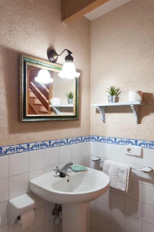 Sa Casa Rotja | Sineu, España - Es un bonito apartamento en la parte de la fachada principal. Se accede a él por una escalera. Tiene una gran terraza con las mejores vistas de la salida del sol. En la planta superior se encuentra la sala/cocina. La cocina está totalmente equipada con todo lo necesario para comer y cocinar. En la planta inferior se encuentra la habitación con una cama de matrimonio y el baño completo.
