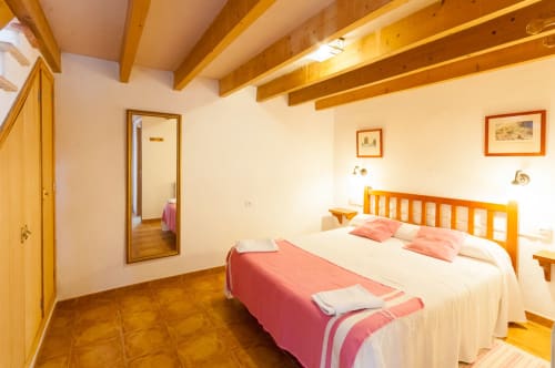 Sa Casa Rotja | Sineu, España - Es un bonito apartamento en la parte de la fachada principal. Se accede a él por una escalera. Tiene una gran terraza con las mejores vistas de la salida del sol. En la planta superior se encuentra la sala/cocina. La cocina está totalmente equipada con todo lo necesario para comer y cocinar. En la planta inferior se encuentra la habitación con una cama de matrimonio y el baño completo.