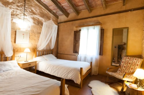 Sa Casa Rotja | Sineu, España - Este apartamento es el que está más cerca de la piscina y de las barbacoas. Tiene chimenea, una sala de estar, cocina, baño y una habitación con dos camas individuales que pueden estar juntas o separadas. La cocina está totalmente equipada con todo lo necesario para cocinar o comer. En la sala hay un sofá-cama que puede usarse para huéspedes extra. Justo delante de la entrada hay una tranquila terraza rodeada de naturaleza.