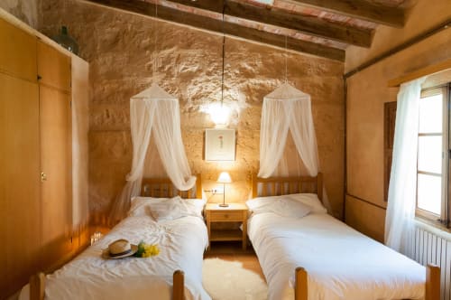Sa Casa Rotja | Sineu, España - Este apartamento es el que está más cerca de la piscina y de las barbacoas. Tiene chimenea, una sala de estar, cocina, baño y una habitación con dos camas individuales que pueden estar juntas o separadas. La cocina está totalmente equipada con todo lo necesario para cocinar o comer. En la sala hay un sofá-cama que puede usarse para huéspedes extra. Justo delante de la entrada hay una tranquila terraza rodeada de naturaleza.
