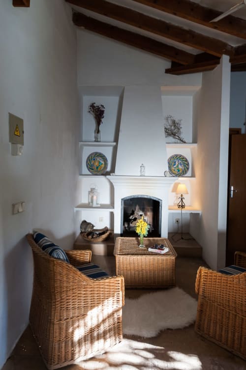 Sa Casa Rotja | Sineu, España - Este apartamento es el que está más cerca de la piscina y de las barbacoas. Tiene chimenea, una sala de estar, cocina, baño y una habitación con dos camas individuales que pueden estar juntas o separadas. La cocina está totalmente equipada con todo lo necesario para cocinar o comer. En la sala hay un sofá-cama que puede usarse para huéspedes extra. Justo delante de la entrada hay una tranquila terraza rodeada de naturaleza.