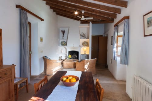 Sa Casa Rotja | Sineu, España - Este apartamento es el que está más cerca de la piscina y de las barbacoas. Tiene chimenea, una sala de estar, cocina, baño y una habitación con dos camas individuales que pueden estar juntas o separadas. La cocina está totalmente equipada con todo lo necesario para cocinar o comer. En la sala hay un sofá-cama que puede usarse para huéspedes extra. Justo delante de la entrada hay una tranquila terraza rodeada de naturaleza.