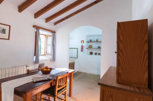 Sa Casa Rotja | Sineu, España - Este apartamento es el que está más cerca de la piscina y de las barbacoas. Tiene chimenea, una sala de estar, cocina, baño y una habitación con dos camas individuales que pueden estar juntas o separadas. La cocina está totalmente equipada con todo lo necesario para cocinar o comer. En la sala hay un sofá-cama que puede usarse para huéspedes extra. Justo delante de la entrada hay una tranquila terraza rodeada de naturaleza.
