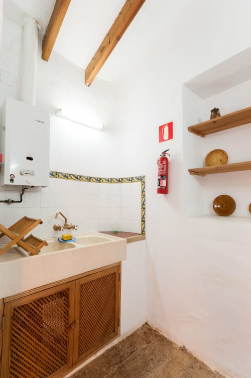 Sa Casa Rotja | Sineu, España - Este apartamento es el que está más cerca de la piscina y de las barbacoas. Tiene chimenea, una sala de estar, cocina, baño y una habitación con dos camas individuales que pueden estar juntas o separadas. La cocina está totalmente equipada con todo lo necesario para cocinar o comer. En la sala hay un sofá-cama que puede usarse para huéspedes extra. Justo delante de la entrada hay una tranquila terraza rodeada de naturaleza.