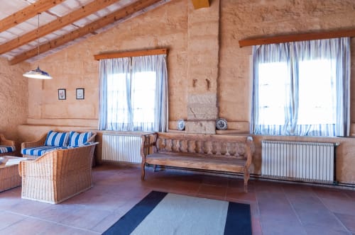 Sa Casa Rotja | Sineu, España -Este apartamento es el más grande, ideal para grupos de amigos, una gran família o dos famílias. Tiene una gran sala comedor con chimenea en la planta de abajo. Con una gran mesa para 8 personas o más. Además dispone de sofás y butacas para descansar. En la planta superior está la cocina con todo lo necesario para cocinar y comer, la terraza privada con vistas al patio, el baño completo y las tres habitaciones. En cada habitación hay dos camas individuales.
