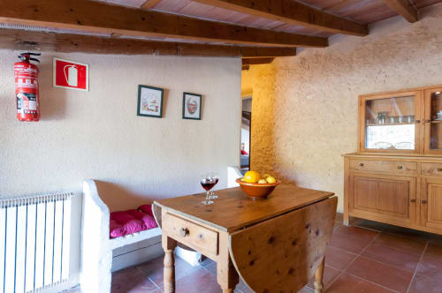 Sa Casa Rotja | Sineu, España -Este apartamento es el más grande, ideal para grupos de amigos, una gran família o dos famílias. Tiene una gran sala comedor con chimenea en la planta de abajo. Con una gran mesa para 8 personas o más. Además dispone de sofás y butacas para descansar. En la planta superior está la cocina con todo lo necesario para cocinar y comer, la terraza privada con vistas al patio, el baño completo y las tres habitaciones. En cada habitación hay dos camas individuales.