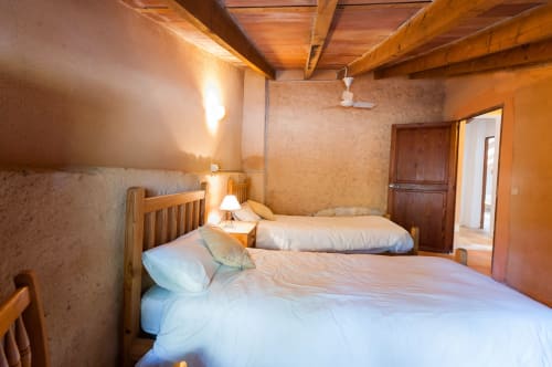 Sa Casa Rotja | Sineu, España -Este apartamento es el más grande, ideal para grupos de amigos, una gran família o dos famílias. Tiene una gran sala comedor con chimenea en la planta de abajo. Con una gran mesa para 8 personas o más. Además dispone de sofás y butacas para descansar. En la planta superior está la cocina con todo lo necesario para cocinar y comer, la terraza privada con vistas al patio, el baño completo y las tres habitaciones. En cada habitación hay dos camas individuales.