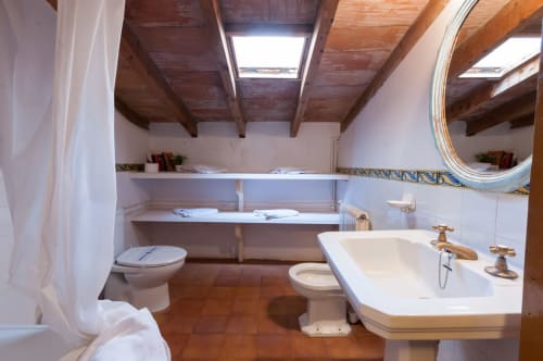 Sa Casa Rotja | Sineu, España -Este apartamento es el más grande, ideal para grupos de amigos, una gran família o dos famílias. Tiene una gran sala comedor con chimenea en la planta de abajo. Con una gran mesa para 8 personas o más. Además dispone de sofás y butacas para descansar. En la planta superior está la cocina con todo lo necesario para cocinar y comer, la terraza privada con vistas al patio, el baño completo y las tres habitaciones. En cada habitación hay dos camas individuales.