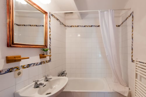 Sa Casa Rotja | Sineu, España -Este apartamento se caracteriza por tener un bonito porche. En la terraza hay mobiliario para su relax y para que disfrute del entorno que le rodea. El apartamento tiene cocina/sala de estar con todo lo necesario para cocinar y comer. En la sala de estar hay un sofá cama por si hay huéspedes extra. En la habitación hay una cama de matrimonio y cuenta con un baño completo. Este apartamento no tiene ningún escalón y es de fa´cil acceso.