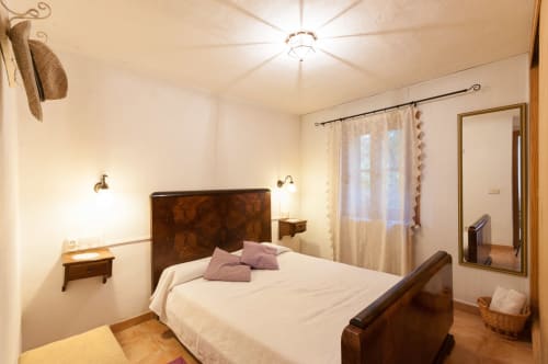 Sa Casa Rotja | Sineu, España -Este apartamento se caracteriza por tener un bonito porche. En la terraza hay mobiliario para su relax y para que disfrute del entorno que le rodea. El apartamento tiene cocina/sala de estar con todo lo necesario para cocinar y comer. En la sala de estar hay un sofá cama por si hay huéspedes extra. En la habitación hay una cama de matrimonio y cuenta con un baño completo. Este apartamento no tiene ningún escalón y es de fa´cil acceso.