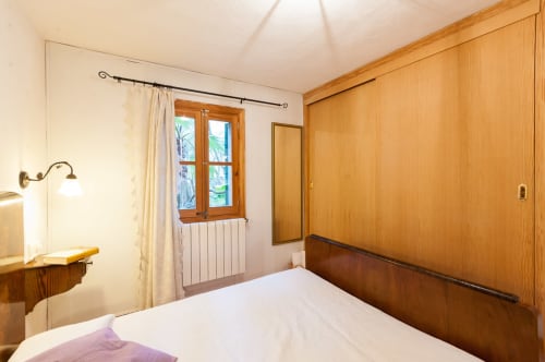 Sa Casa Rotja | Sineu, España -Este apartamento se caracteriza por tener un bonito porche. En la terraza hay mobiliario para su relax y para que disfrute del entorno que le rodea. El apartamento tiene cocina/sala de estar con todo lo necesario para cocinar y comer. En la sala de estar hay un sofá cama por si hay huéspedes extra. En la habitación hay una cama de matrimonio y cuenta con un baño completo. Este apartamento no tiene ningún escalón y es de fa´cil acceso.
