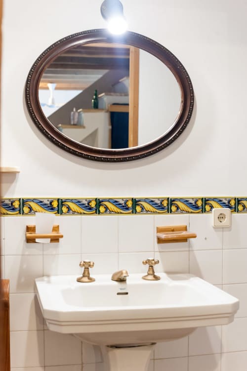 Sa Casa Rotja | Sineu, España - Este apartamento es un muy amplio y confortable. Dispone de una terraza justo delante. En la entrada está el comedor y al lado la cocina, totalmente equipada con todo lo necesario para cocinar y comer. Dispone de una gran despensa. Al lado del comedor está la sala de estar, muy acogedora tanto en verano como en invierno, ya que tiene una estufa de leña. Este apartamento dispone de un baño completo y dos habitaciones, una de ellas con una cama de matrimonio y al otra con dos camas individuales con posibilidad de una tercera si fuera necesario. Este apartamento es bastante accesible para personas con movilidad reducida.