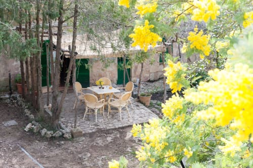 Sa Casa Rotja | Sineu, España - Este apartamento es un muy amplio y confortable. Dispone de una terraza justo delante. En la entrada está el comedor y al lado la cocina, totalmente equipada con todo lo necesario para cocinar y comer. Dispone de una gran despensa. Al lado del comedor está la sala de estar, muy acogedora tanto en verano como en invierno, ya que tiene una estufa de leña. Este apartamento dispone de un baño completo y dos habitaciones, una de ellas con una cama de matrimonio y al otra con dos camas individuales con posibilidad de una tercera si fuera necesario. Este apartamento es bastante accesible para personas con movilidad reducida.