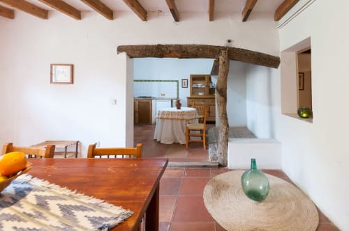 Sa Casa Rotja | Sineu, España - Este apartamento es un muy amplio y confortable. Dispone de una terraza justo delante. En la entrada está el comedor y al lado la cocina, totalmente equipada con todo lo necesario para cocinar y comer. Dispone de una gran despensa. Al lado del comedor está la sala de estar, muy acogedora tanto en verano como en invierno, ya que tiene una estufa de leña. Este apartamento dispone de un baño completo y dos habitaciones, una de ellas con una cama de matrimonio y al otra con dos camas individuales con posibilidad de una tercera si fuera necesario. Este apartamento es bastante accesible para personas con movilidad reducida.