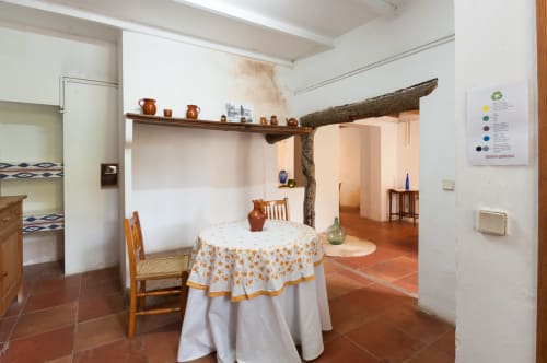 Sa Casa Rotja | Sineu, España - Este apartamento es un muy amplio y confortable. Dispone de una terraza justo delante. En la entrada está el comedor y al lado la cocina, totalmente equipada con todo lo necesario para cocinar y comer. Dispone de una gran despensa. Al lado del comedor está la sala de estar, muy acogedora tanto en verano como en invierno, ya que tiene una estufa de leña. Este apartamento dispone de un baño completo y dos habitaciones, una de ellas con una cama de matrimonio y al otra con dos camas individuales con posibilidad de una tercera si fuera necesario. Este apartamento es bastante accesible para personas con movilidad reducida.