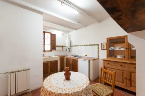 Sa Casa Rotja | Sineu, España - Este apartamento es un muy amplio y confortable. Dispone de una terraza justo delante. En la entrada está el comedor y al lado la cocina, totalmente equipada con todo lo necesario para cocinar y comer. Dispone de una gran despensa. Al lado del comedor está la sala de estar, muy acogedora tanto en verano como en invierno, ya que tiene una estufa de leña. Este apartamento dispone de un baño completo y dos habitaciones, una de ellas con una cama de matrimonio y al otra con dos camas individuales con posibilidad de una tercera si fuera necesario. Este apartamento es bastante accesible para personas con movilidad reducida.