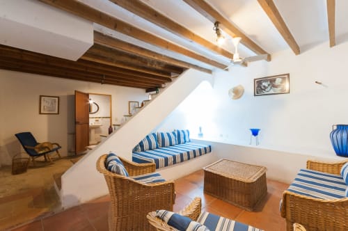 Sa Casa Rotja | Sineu, España - Este apartamento es un muy amplio y confortable. Dispone de una terraza justo delante. En la entrada está el comedor y al lado la cocina, totalmente equipada con todo lo necesario para cocinar y comer. Dispone de una gran despensa. Al lado del comedor está la sala de estar, muy acogedora tanto en verano como en invierno, ya que tiene una estufa de leña. Este apartamento dispone de un baño completo y dos habitaciones, una de ellas con una cama de matrimonio y al otra con dos camas individuales con posibilidad de una tercera si fuera necesario. Este apartamento es bastante accesible para personas con movilidad reducida.