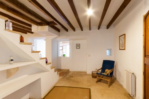 Sa Casa Rotja | Sineu, España - Este apartamento es un muy amplio y confortable. Dispone de una terraza justo delante. En la entrada está el comedor y al lado la cocina, totalmente equipada con todo lo necesario para cocinar y comer. Dispone de una gran despensa. Al lado del comedor está la sala de estar, muy acogedora tanto en verano como en invierno, ya que tiene una estufa de leña. Este apartamento dispone de un baño completo y dos habitaciones, una de ellas con una cama de matrimonio y al otra con dos camas individuales con posibilidad de una tercera si fuera necesario. Este apartamento es bastante accesible para personas con movilidad reducida.