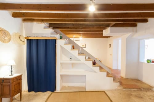 Sa Casa Rotja | Sineu, España - Este apartamento es un muy amplio y confortable. Dispone de una terraza justo delante. En la entrada está el comedor y al lado la cocina, totalmente equipada con todo lo necesario para cocinar y comer. Dispone de una gran despensa. Al lado del comedor está la sala de estar, muy acogedora tanto en verano como en invierno, ya que tiene una estufa de leña. Este apartamento dispone de un baño completo y dos habitaciones, una de ellas con una cama de matrimonio y al otra con dos camas individuales con posibilidad de una tercera si fuera necesario. Este apartamento es bastante accesible para personas con movilidad reducida.