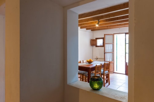 Sa Casa Rotja | Sineu, España - Este apartamento es un muy amplio y confortable. Dispone de una terraza justo delante. En la entrada está el comedor y al lado la cocina, totalmente equipada con todo lo necesario para cocinar y comer. Dispone de una gran despensa. Al lado del comedor está la sala de estar, muy acogedora tanto en verano como en invierno, ya que tiene una estufa de leña. Este apartamento dispone de un baño completo y dos habitaciones, una de ellas con una cama de matrimonio y al otra con dos camas individuales con posibilidad de una tercera si fuera necesario. Este apartamento es bastante accesible para personas con movilidad reducida.
