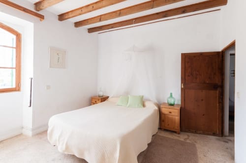 Sa Casa Rotja | Sineu, España - Este apartamento es un muy amplio y confortable. Dispone de una terraza justo delante. En la entrada está el comedor y al lado la cocina, totalmente equipada con todo lo necesario para cocinar y comer. Dispone de una gran despensa. Al lado del comedor está la sala de estar, muy acogedora tanto en verano como en invierno, ya que tiene una estufa de leña. Este apartamento dispone de un baño completo y dos habitaciones, una de ellas con una cama de matrimonio y al otra con dos camas individuales con posibilidad de una tercera si fuera necesario. Este apartamento es bastante accesible para personas con movilidad reducida.