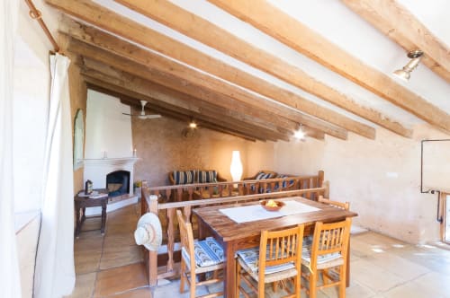 Sa Casa Rotja | Sineu, España - Este apartamento tiene una espectacular terraza elevada con vistas al bosque y a la piscina, con gran privacidad. En la planta superior se encuentra la sala de estar con chimenea y la cocina totalmente equipada con todo lo necesario para cocinar y comer. En el piso inferior se encuentran las habitaciones, una con una cama doble y la otra con dos camas individuales con posibilidad de una tercera si fuera necesario. En la planta baja, también se encuentra el baño completo. Ideal para familias.