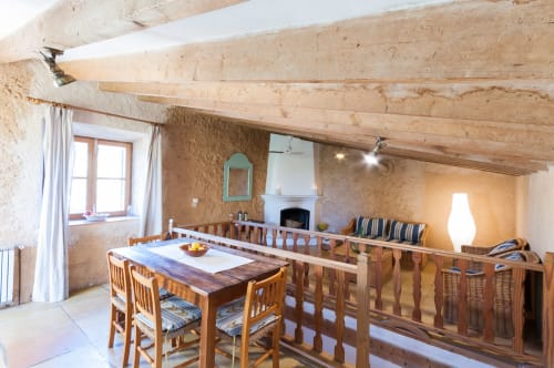 Sa Casa Rotja | Sineu, España - Este apartamento tiene una espectacular terraza elevada con vistas al bosque y a la piscina, con gran privacidad. En la planta superior se encuentra la sala de estar con chimenea y la cocina totalmente equipada con todo lo necesario para cocinar y comer. En el piso inferior se encuentran las habitaciones, una con una cama doble y la otra con dos camas individuales con posibilidad de una tercera si fuera necesario. En la planta baja, también se encuentra el baño completo. Ideal para familias.