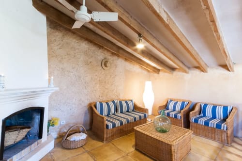 Sa Casa Rotja | Sineu, España - Este apartamento tiene una espectacular terraza elevada con vistas al bosque y a la piscina, con gran privacidad. En la planta superior se encuentra la sala de estar con chimenea y la cocina totalmente equipada con todo lo necesario para cocinar y comer. En el piso inferior se encuentran las habitaciones, una con una cama doble y la otra con dos camas individuales con posibilidad de una tercera si fuera necesario. En la planta baja, también se encuentra el baño completo. Ideal para familias.